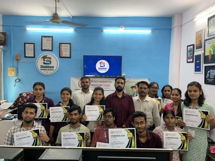 Abhinav Anand standing with the group of students with their digital marketing certificates.