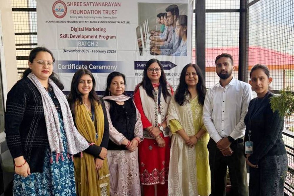 Abhinav Anand standing with teachers and staffs of GSE Dharamshala.